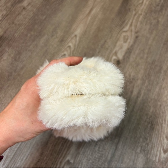 White BSS x KGMTL Fuzzy Slippers - Picture 6 of 12